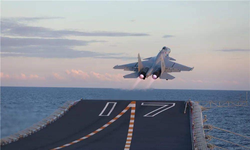 殲-15進行了白晝和夜晚全天候的起降訓練。