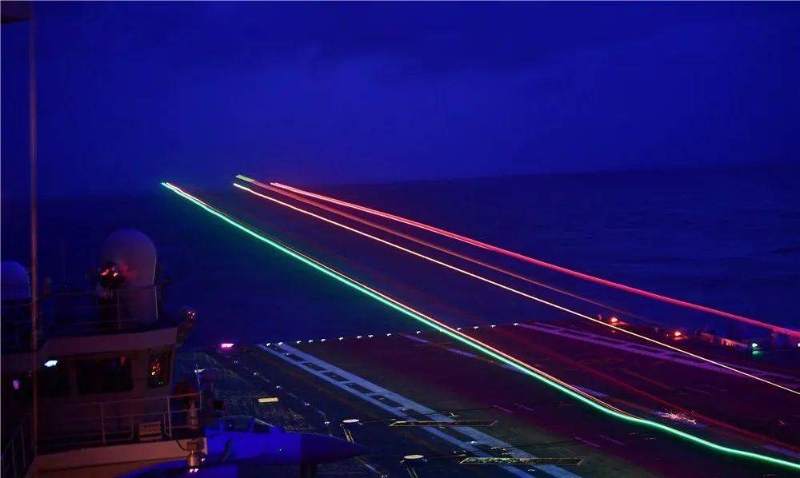 殲-15進行了白晝和夜晚全天候的起降訓練。