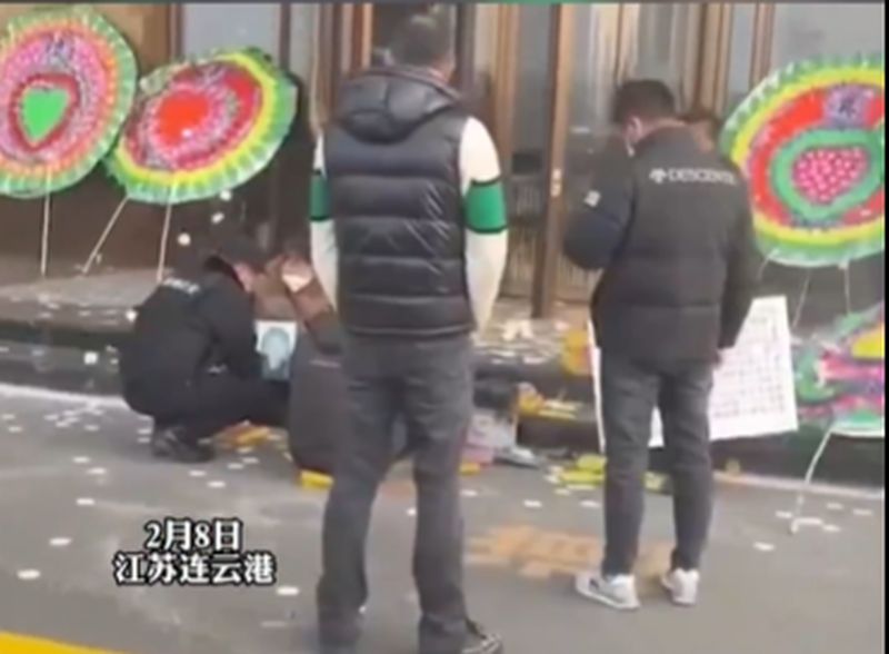 桔子水晶酒店門口前，遇害少女父母在燒紙祭奠。