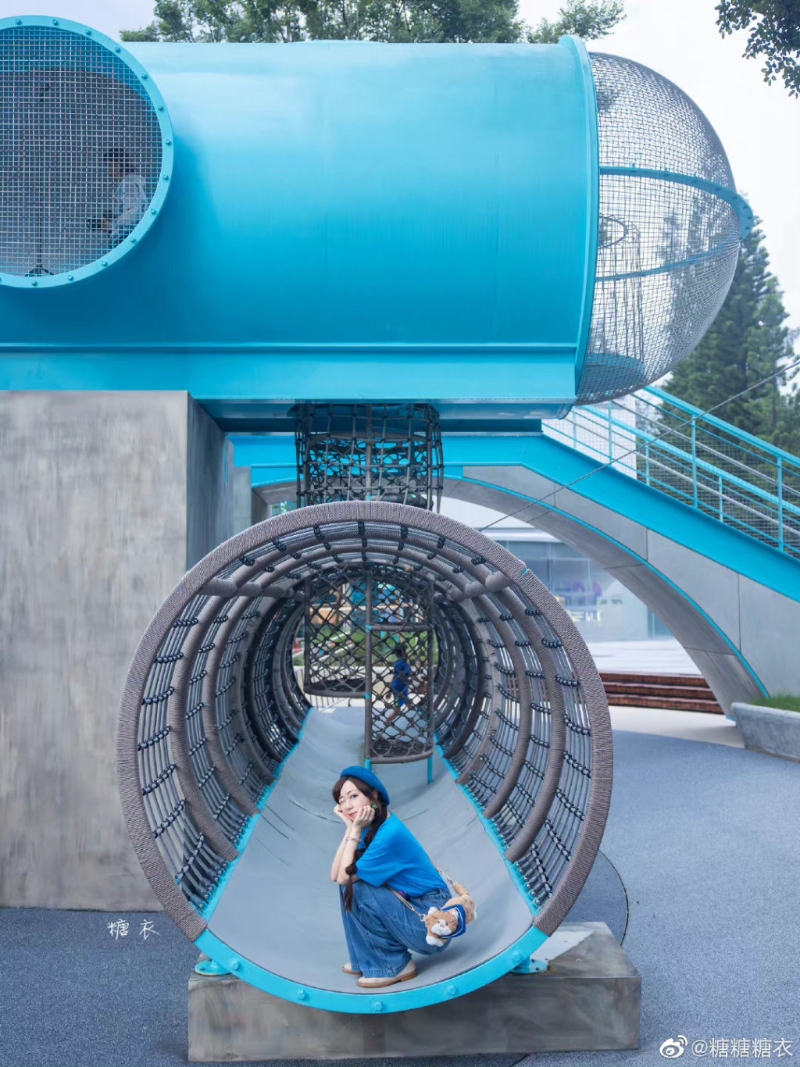 以湖水藍作為主色調。（圖片來源：微博@糖糖糖衣）