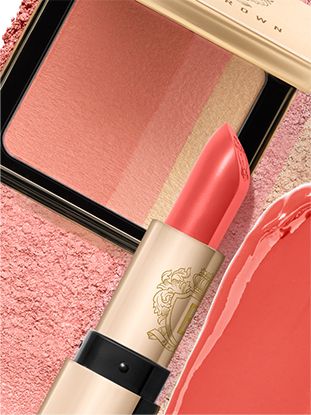 Bobbi Brown限量粉嫩晶透胭脂/$515共有5款色調，由透亮嫩粉到瑰麗玫紅，每盒蘊含3合1色調包括主色和提亮色，輕松塑造自然紅潤感。 配搭極致奢華柔絲唇膏，包括珊瑚、蜜桃及玫瑰等5色，打造甜美暖感妝容。