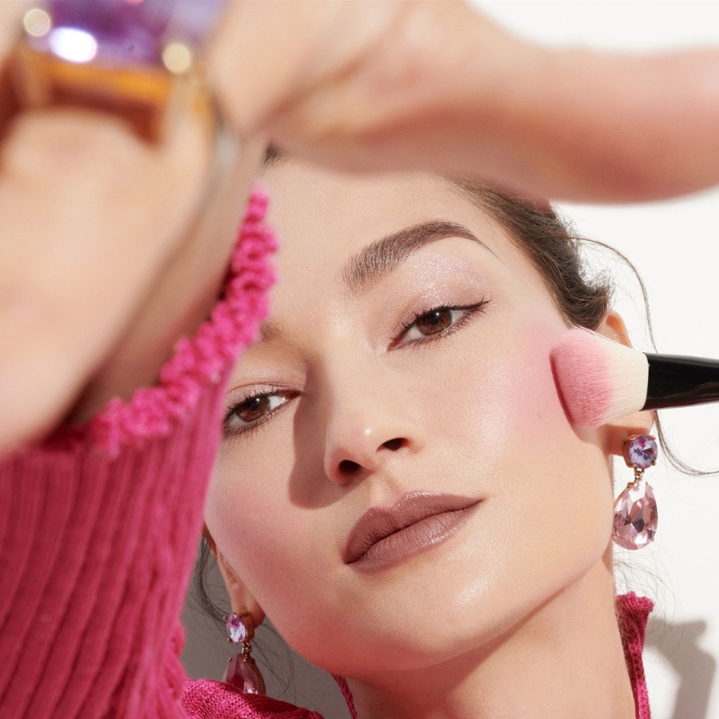 Bobbi Brown全新限量版粉嫩晶透胭脂，輕易塑造自然紅潤肌感，提亮雙頰。