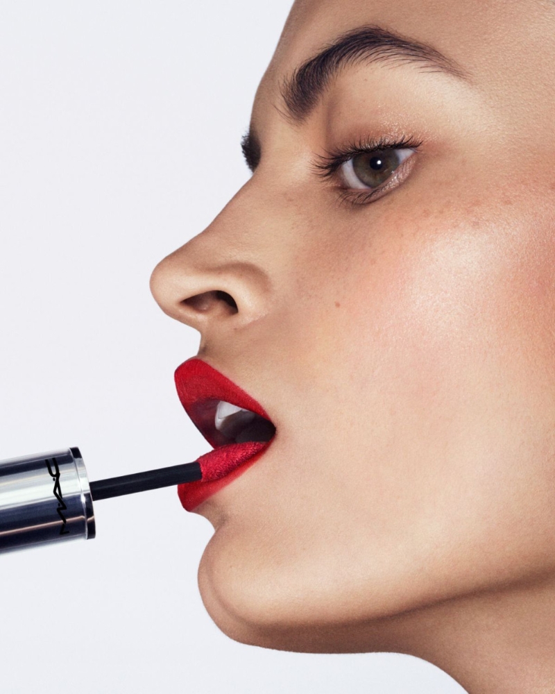 MAC鎖色彈唇釉含有高效滋潤成分，涂上后更顯豐潤亮澤。