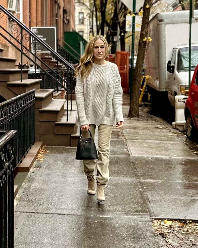 Sarah Jessica Parker手挽跟Strathberry合推的City Osette黑色手袋/$3，500/Strathberry，備有2款尺寸選擇。