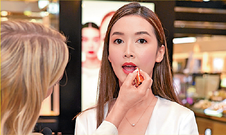 選用Unlocked緞光柔滑唇膏，唇膏輕輕上色後，用圓頭小型化妝掃在唇線周圍輕掃，勾勒出較柔和唇線，令唇妝看來立體自然。 