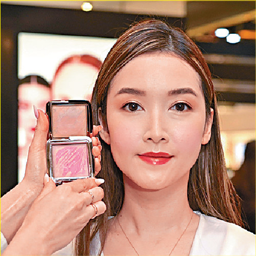 在臉頰上掃上Ambient柔光亮顏胭脂，有效提亮膚色。