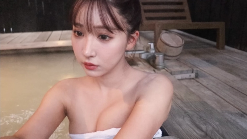 最近拍溫泉vlog，當然全裸上陣。