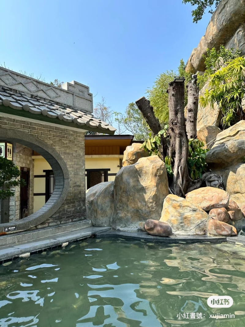 露天區有20多種天然溫泉可選擇，24小時開放。 （圖片來源：小紅書@Jaiii）