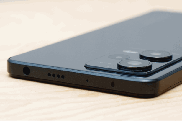 機側保留著3.5mm耳機插口及紅外線埠。