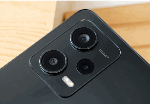 方形鏡框內裝有50MP廣角主鏡、8MP超廣角及2MP微距3鏡組合。