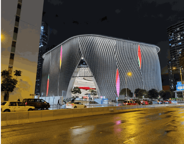 廣角主鏡夜攝成像同樣扎實，曝光準確，色彩也如實還原。