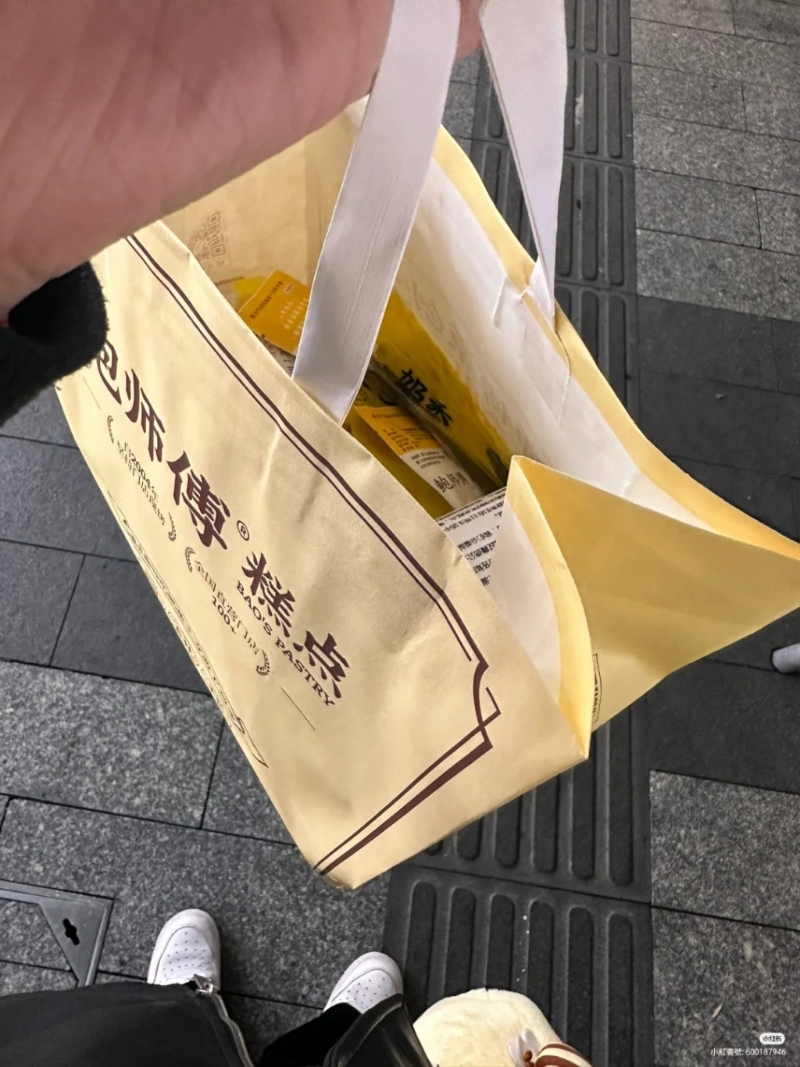 不少港人返深圳購買鮑師傅糕點的出品做手信。（圖片來自小紅書）