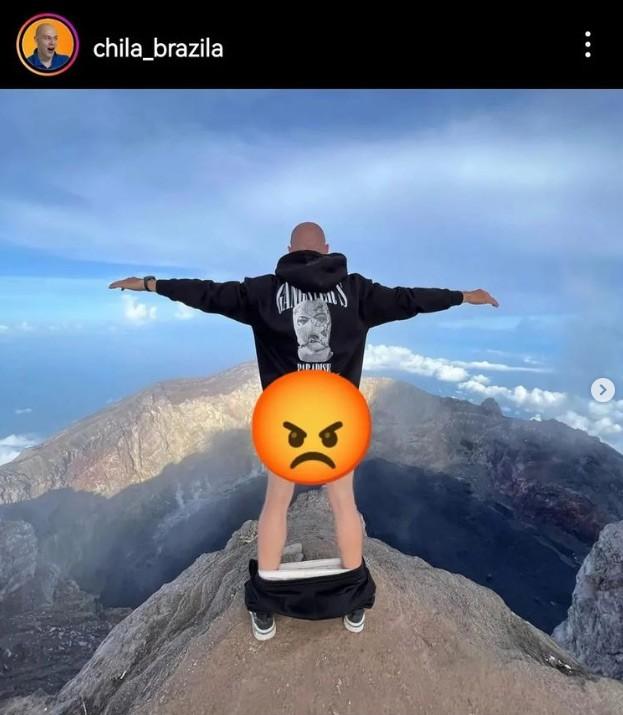 尤里當日前往阿貢火山觀光，期間竟脫下褲子露股拍照。＠chila_brazila IG