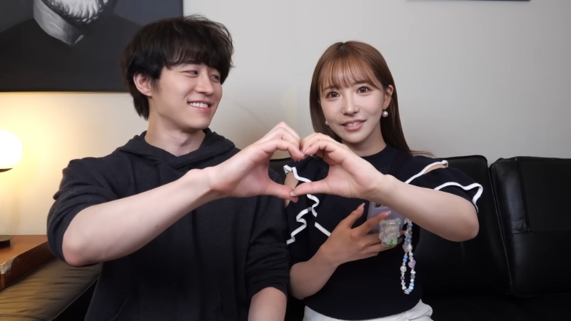 兩人還甜蜜比心心。