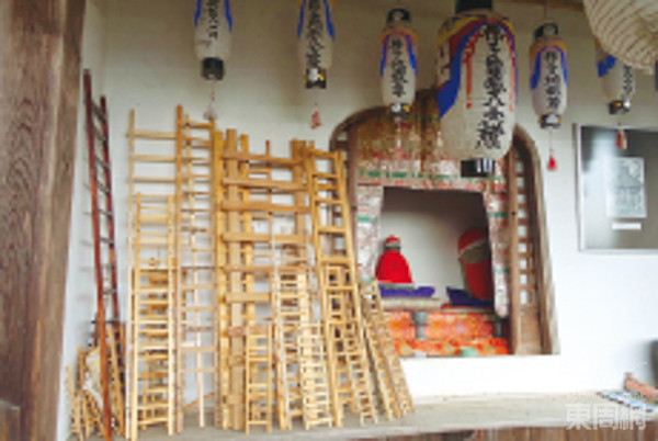 為了祈求止夜尿，很多父母都會特別訂做梯子，親自運上山來參拜。