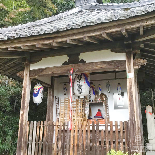 梯子地藏位置較為偏僻，要上山兼行一段泥地山路。