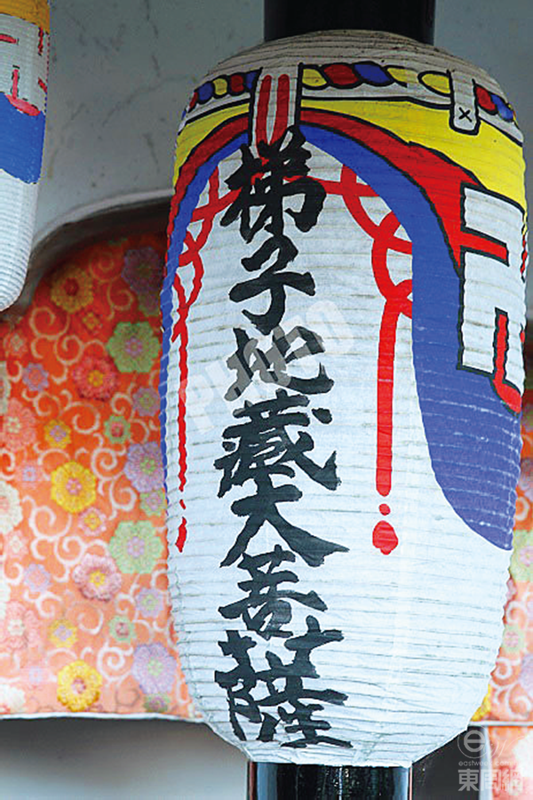 日本人參拜的地藏和我們的認知略有不同，這個地藏傳說中本是一名小和尚，一直受夜尿問題所苦，死后就成為了菩薩保佑世人。