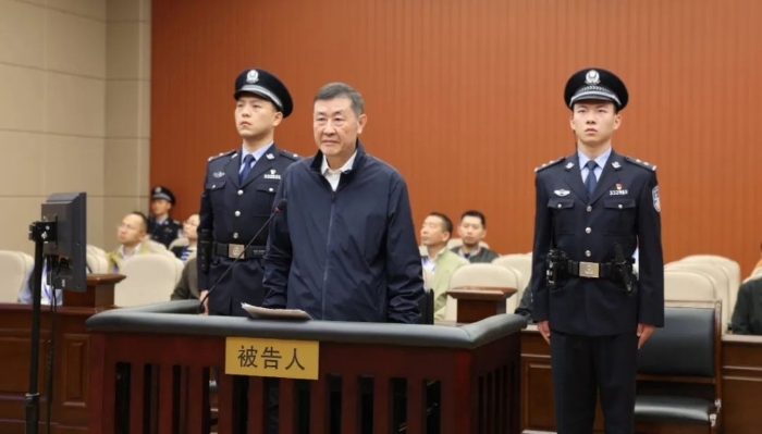 原最高法院副院長沈德詠今日站在被告席上