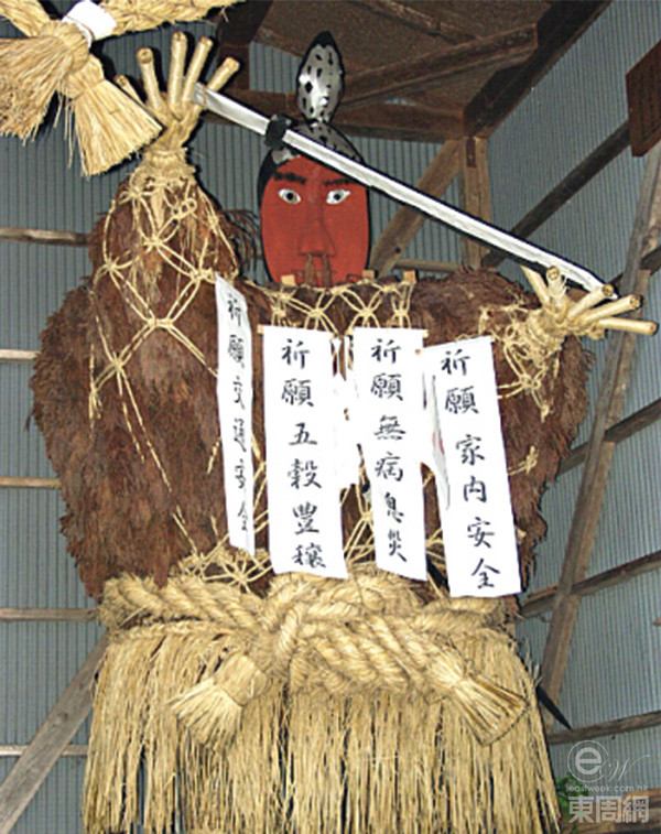 不同鄉村有不同的道祖神，更會在神身上掛上祈愿字句。