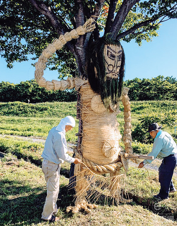 每年鄉民都會重新制作稻草道祖神。