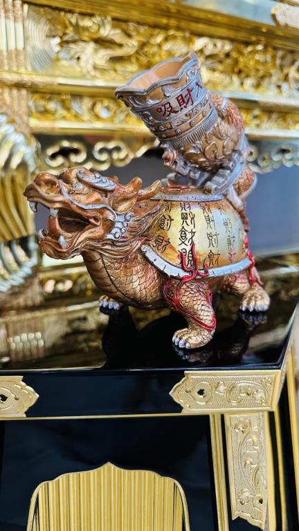 在西方放個龍龜風水物，既能控制三煞，又可吸財入庫。