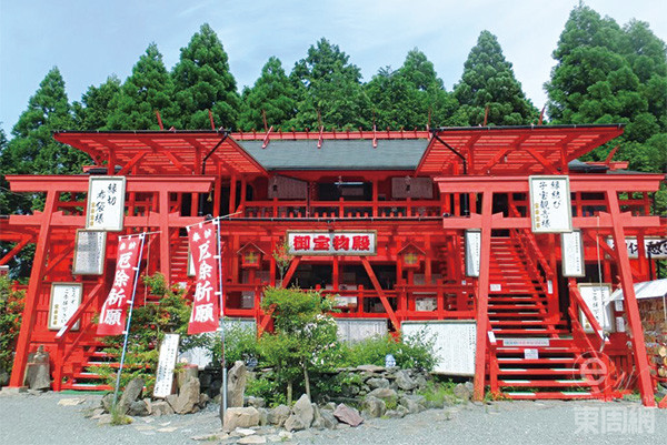 寶來寶來神社在日本比較平實的神社設計中，外貌可說非常鮮艷搶眼和浮夸。