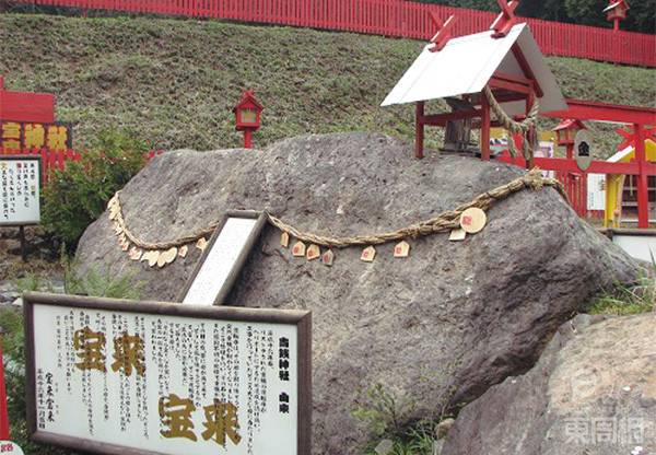 本來要興建倉庫的地方，就是因為這塊石頭顯靈，最后變成了一間大型神社。