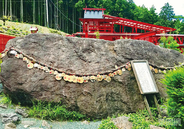 這塊石頭，據說可以保佑善信中大獎，所以上面也掛滿了祈愿的繪馬。