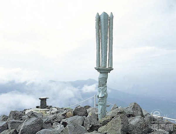 傳說中這支天之逆鉾插在山頂已經過千年，但實際上卻從沒有真正紀錄。
