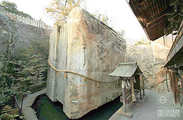 巨石似乎是凌空浮在水上，實際卻是被雕刻而成，但真正原因就無人得知。