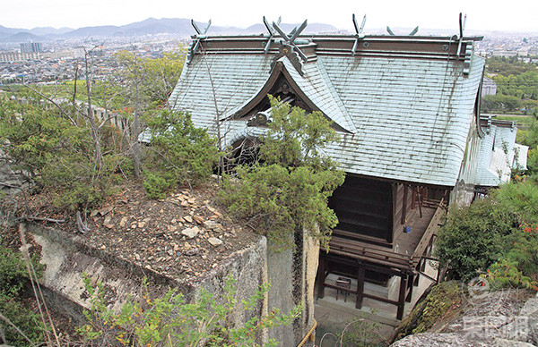 傳說中，這塊巨石其實是一座石造宮殿，但一直未有完工，但就有明顯的人工雕刻痕跡。
