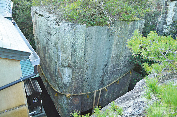 巨石位于生石神社中，神社被認為是可以祈求提升運氣、愛情運、財富運和健康運的神社。