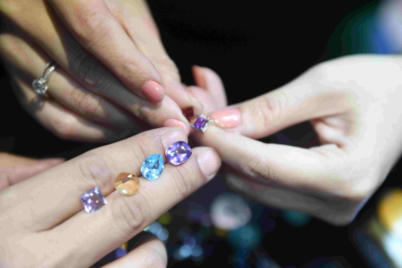 如果是黑痣，代表你會送很多珠寶給人。