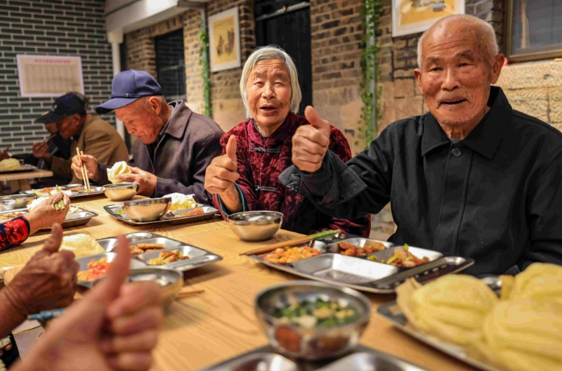 一家人一邊吃飯，一邊談論各自白天的工作，還可得到長輩的教誨。