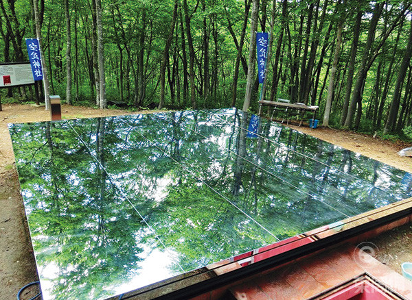 空氣神社只有一個四角形朝天的不銹鋼鏡，代表了空氣本是無形無相的。