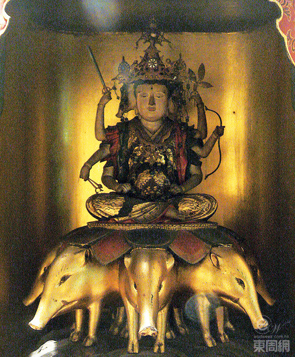 日本的摩利支天都是騎豬的，而這處供奉的摩利支天就騎著七只豬。