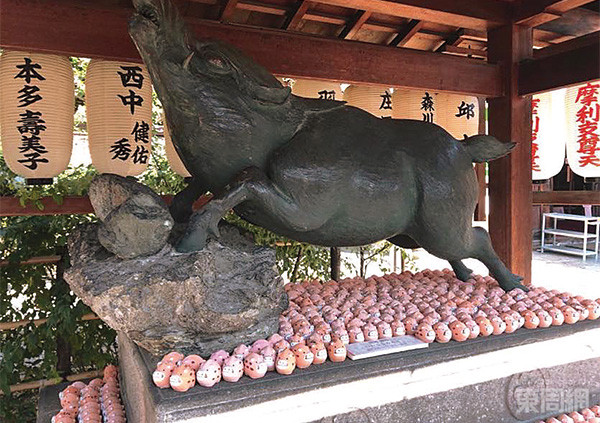 神社內有巨型「戰豬」，善信都會在此祈福。