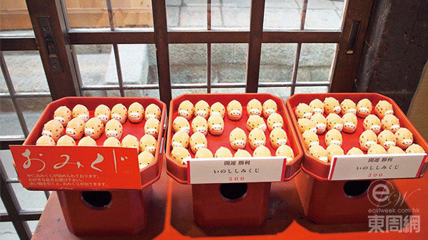 所有護符和求簽都以小豬造型現身。