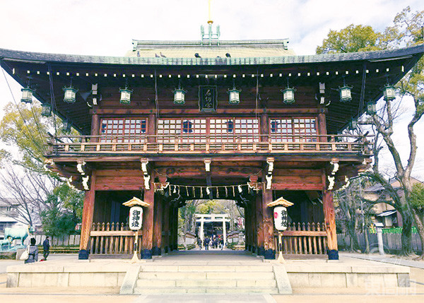 石切劍箭神社，本來是一間供奉刀劍的神社，現時卻變成了善信祈求治愈腫瘤的神社。
