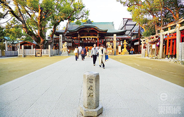 位于神社主殿正前方的百度石，是祈求治療癌癥善信的祈福之地，祈愿者都會在此來回行走百次。