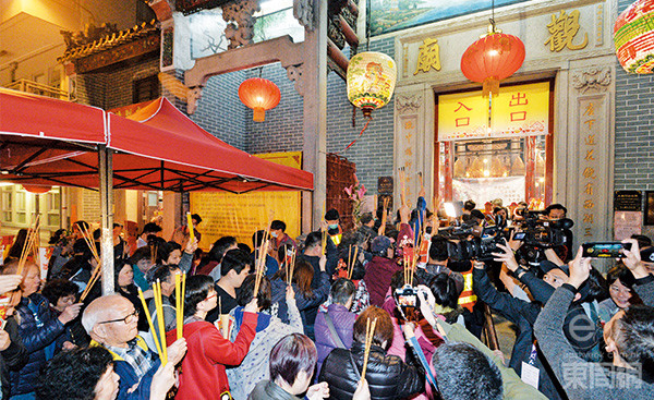 除有特殊情況，拜神（特別是新春）宜穿鮮色衣物，不要選黑色。