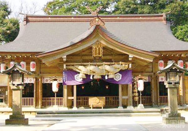 神社位在鳥取，傳說中正是八歧大蛇騷擾人類的地方。