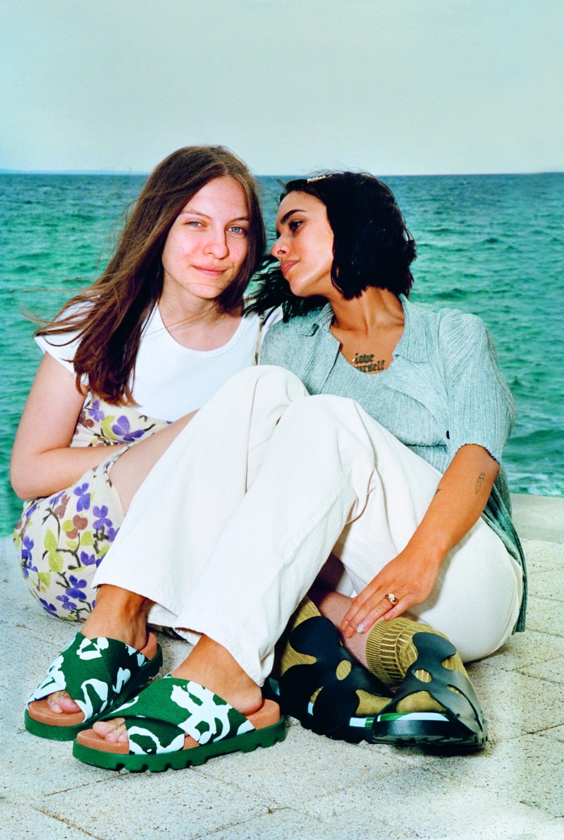 涼鞋2023|中性設計的Brutus印花圖案涼鞋/左/$1，199、黑色鏤空花圖案涼鞋/右/$1，799。 （Camper）