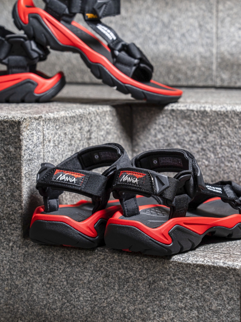 涼鞋2023|Teva x Nanga聯乘限量涼鞋/$989/Teve.com，用上Nanga標志性的火熖紅色，魔術貼飾有品牌格言「Believe in your adventure」。