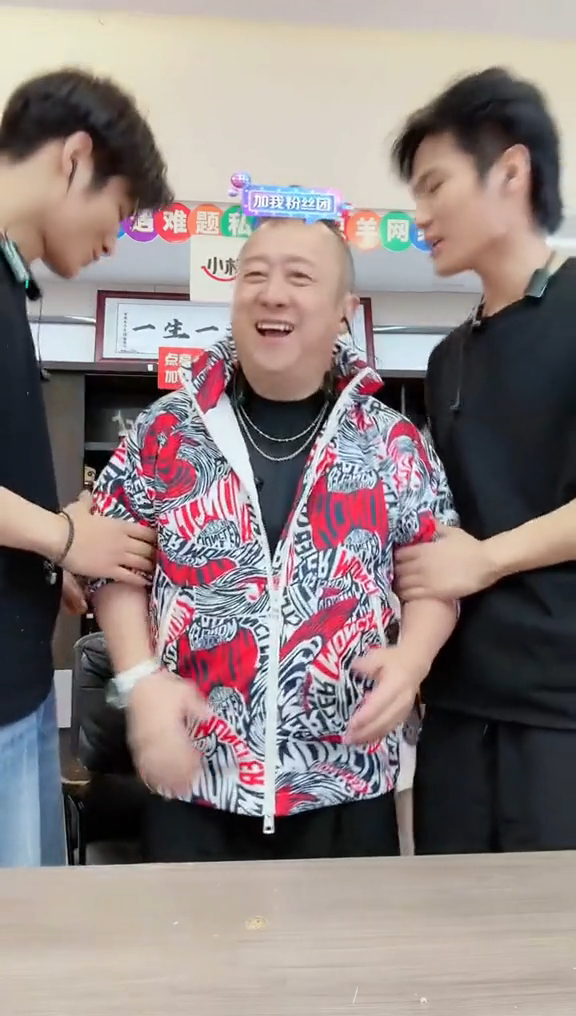 曾志偉近日現身內地抖音網紅小楊哥直播間 曾志偉近日現身內地抖音網紅小楊哥直播間