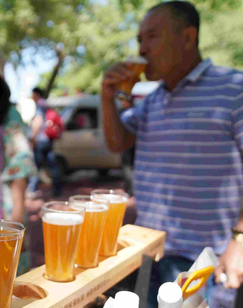 人中有痣，男性主好酒。