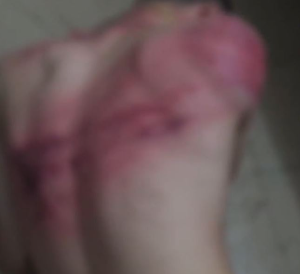 片中有被禁錮的人慘遭虐待。 （央視新聞微博截圖）