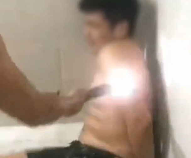 有人被電擊。 （央視新聞微博截圖）