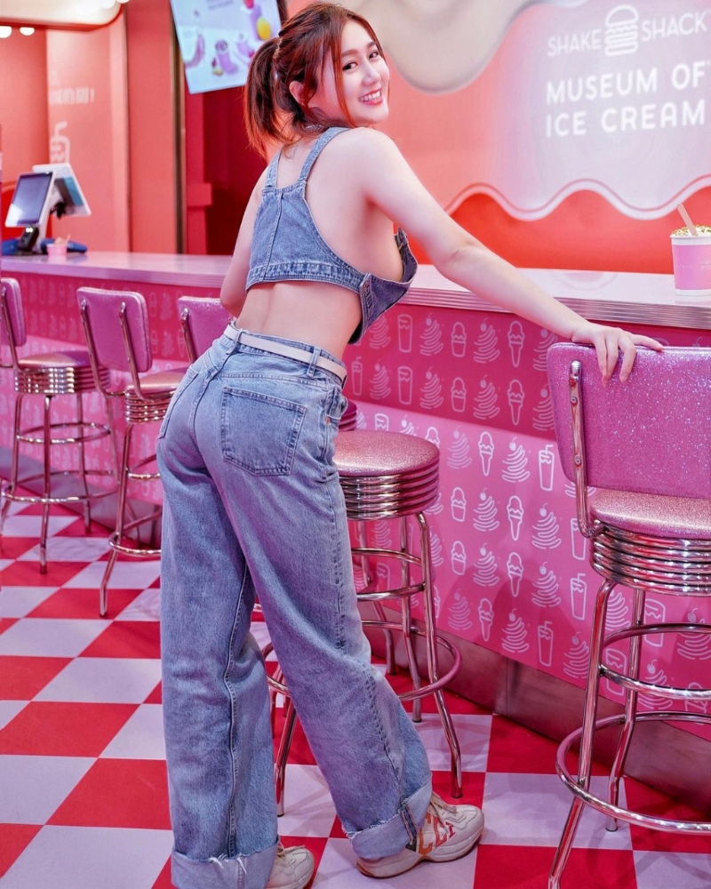 上身真空上陣單穿牛仔背心，側身照可見只輕輕遮掩重要部位，估計白云只要微微郁動即會走光！