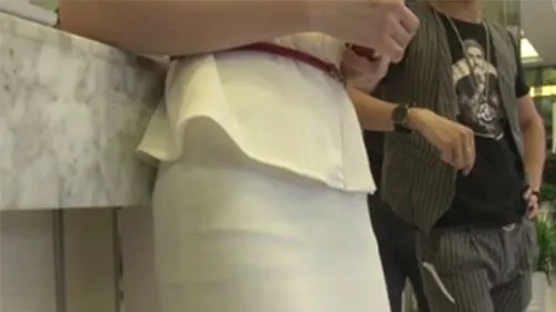 美女店員慘遭男子摸胸 美女店員慘遭男子摸胸